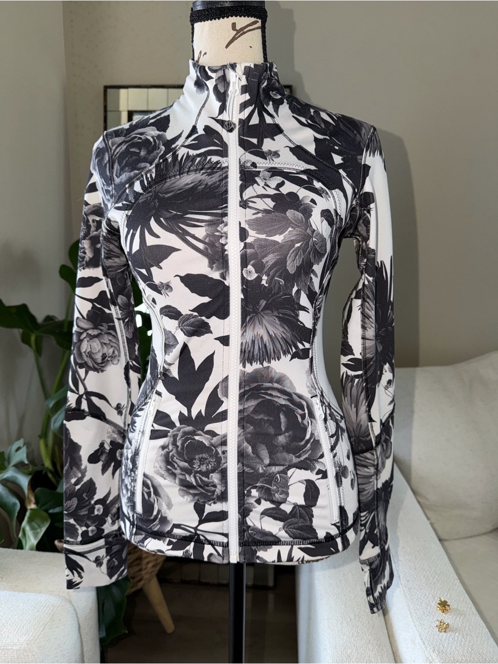 Lululemon Brisk Bloom Jacket SZ 2 - Picture 3 of 13